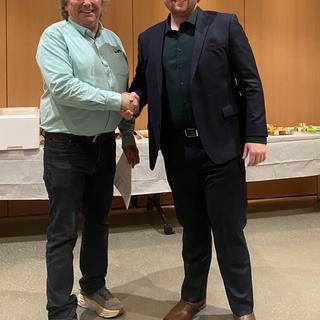 VIU student receiving a fish and aqua award